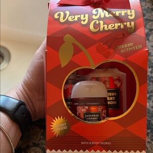 Bath & Body Works Very Merry Cherry Set - Red & Gold